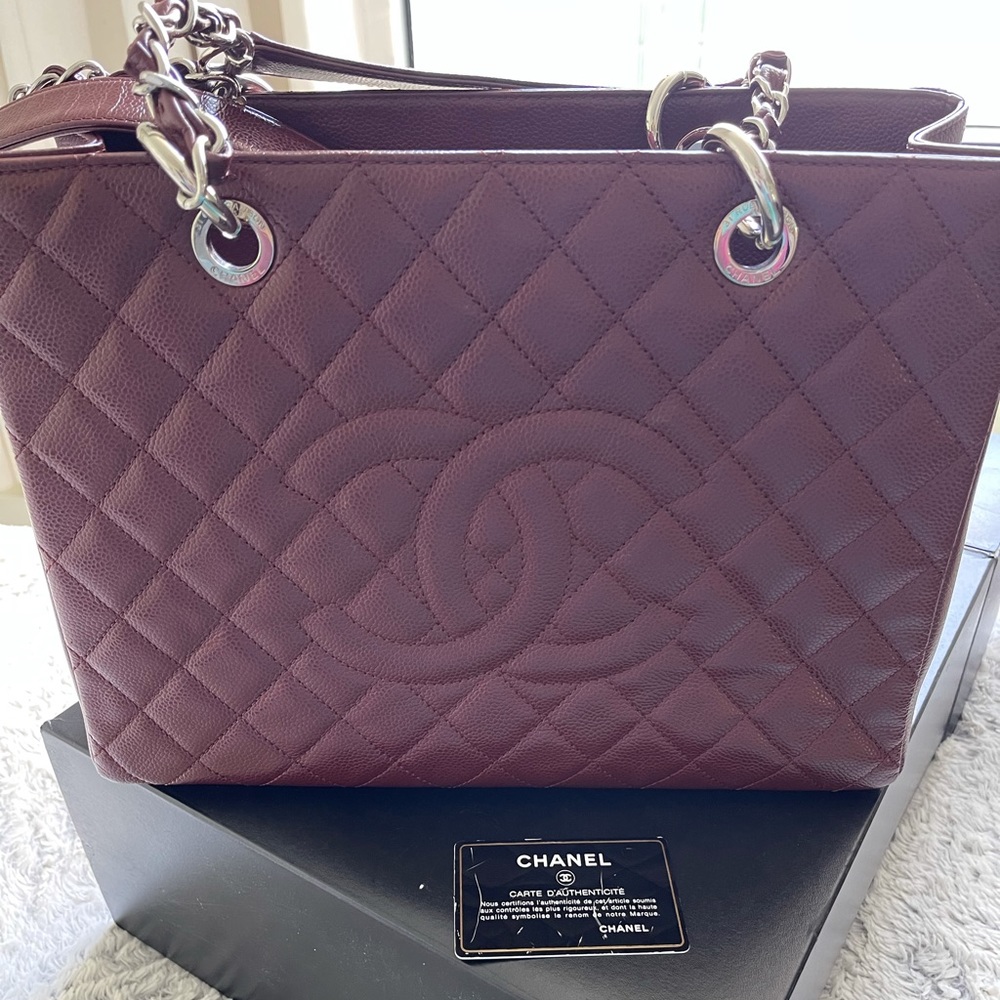 Gorgeous and rare Chanel GST in burgundy!!!